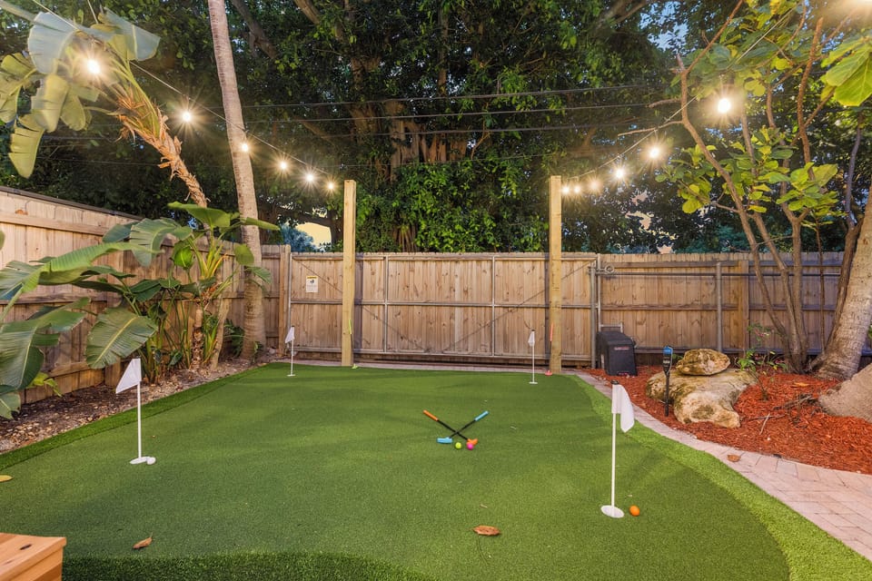 Bring out your competitive spirit on the backyard putting green, ideal for fun mini-golf sessions under string lights. It’s a great way to enjoy the outdoors and entertain friends or family. Tee off for a relaxing evening! ⛳✨🌳