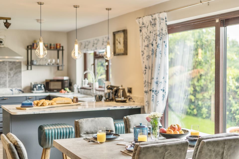 Badgers Holt, Bridport: Enjoy meals with a view over the garden