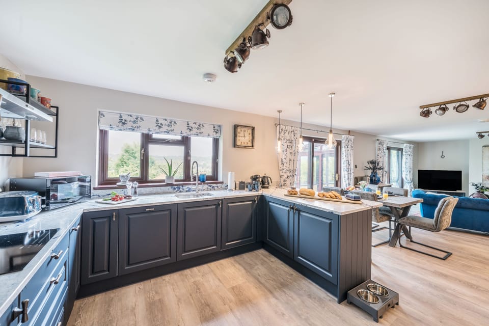 Badgers Holt, Bridport: The well-equipped kitchen