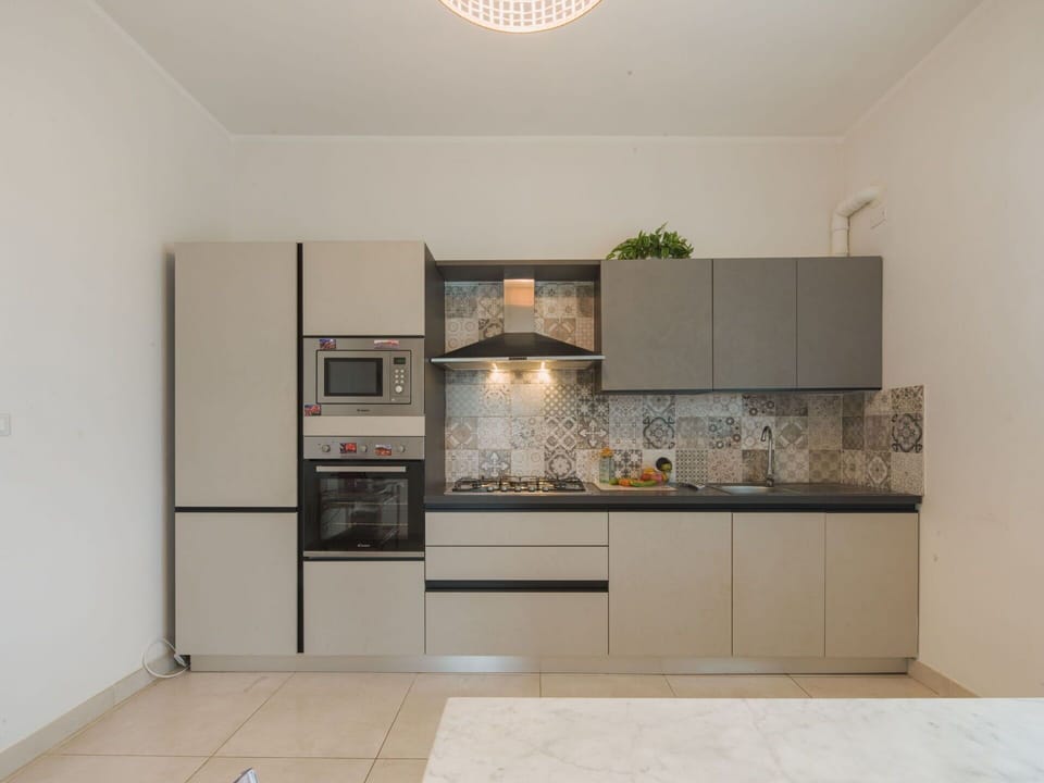 Kitchen, Kitchen Appliance, Flooring, Interior Design, Major Appliance, Countertop, Wood, Cabinetry, Furniture, Floor