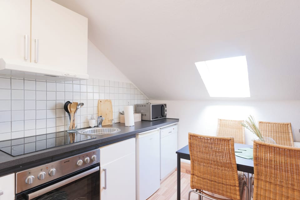 Moderne Küchenzeile & Essbereich mit natürlichem Licht