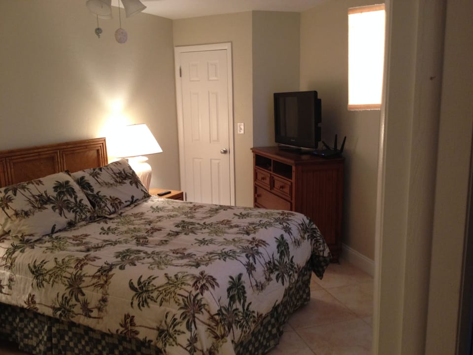 Queen size bed. TV with roku for streaming
