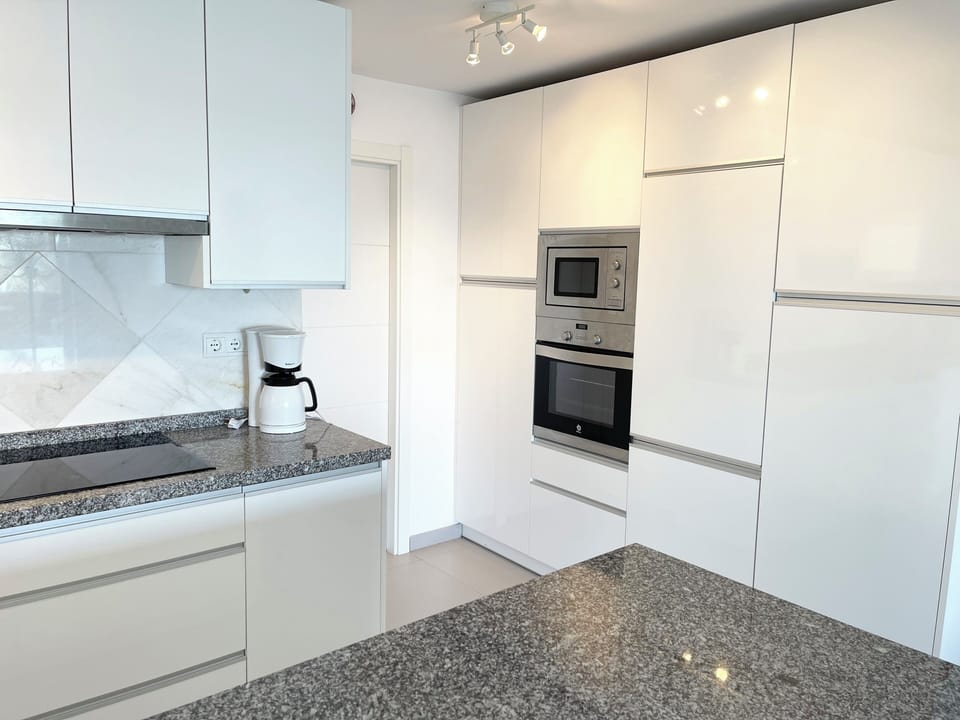 Kitchen area, fully equipped