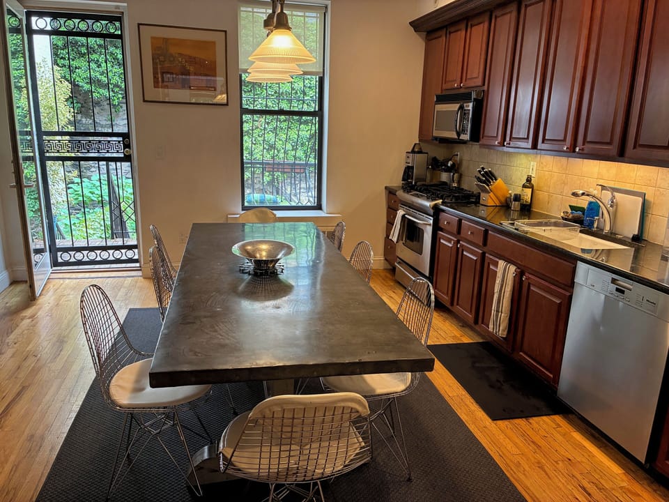 Full cook's kitchen, with all appliances
