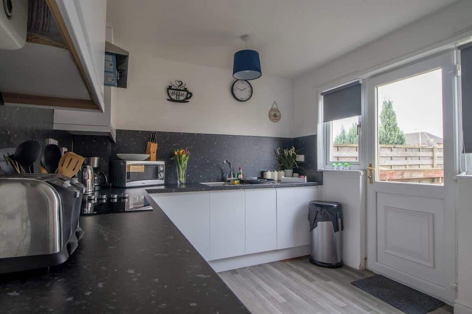 Fully equipped kitchen with modern appliances. Perfect for easy home cooking.