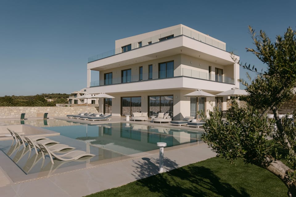 A design-forward retreat blending nature, privacy, and family-friendly features.