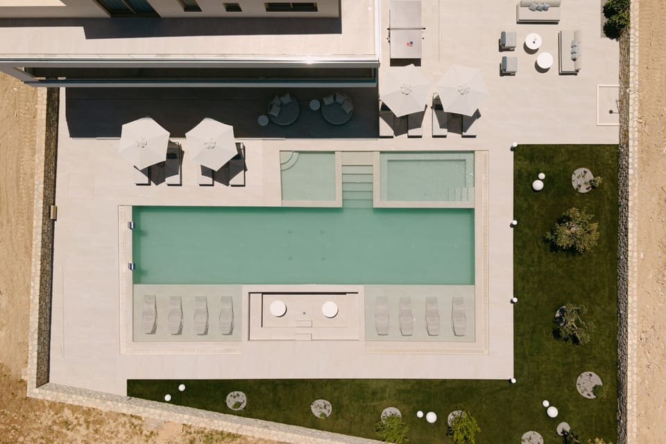 Dive in your 125m² private pool with tranquil countryside surroundings.
