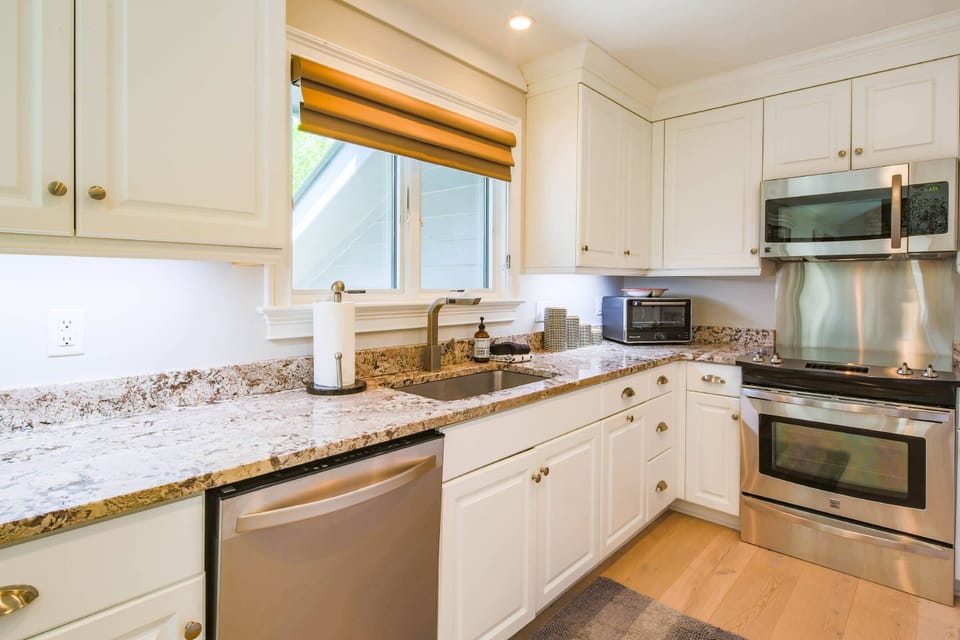 The kitchen features granite counters and stainless steel appliances.