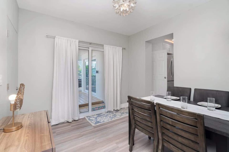 Easy access from kitchen/dining room to back yard dining