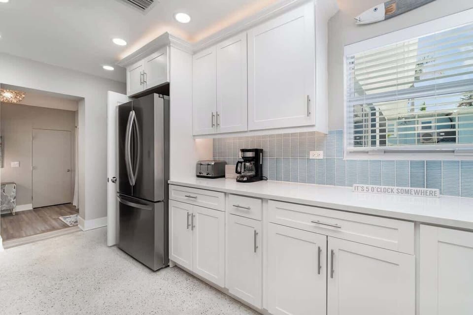 Full pot drip coffee maker, trash bags, dishwasher pods, dish soap, paper towel, basic cleaning supplies provided