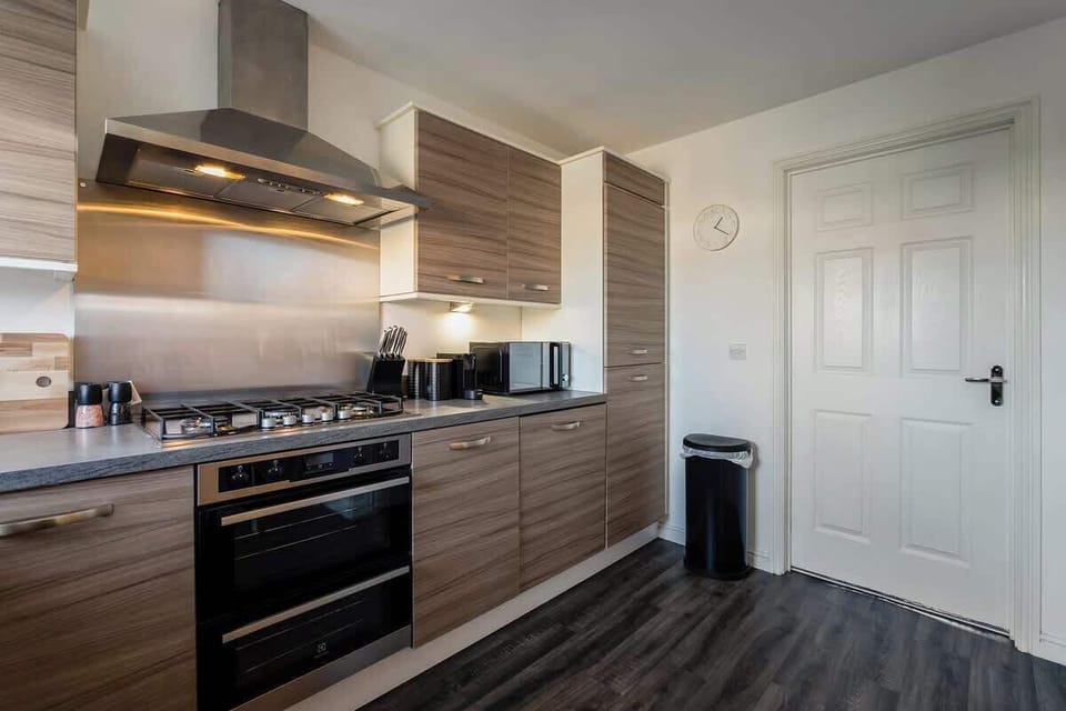 Modern fully equipped kitchen with all essential amenities, ideal for convenient and enjoyable home cooking.