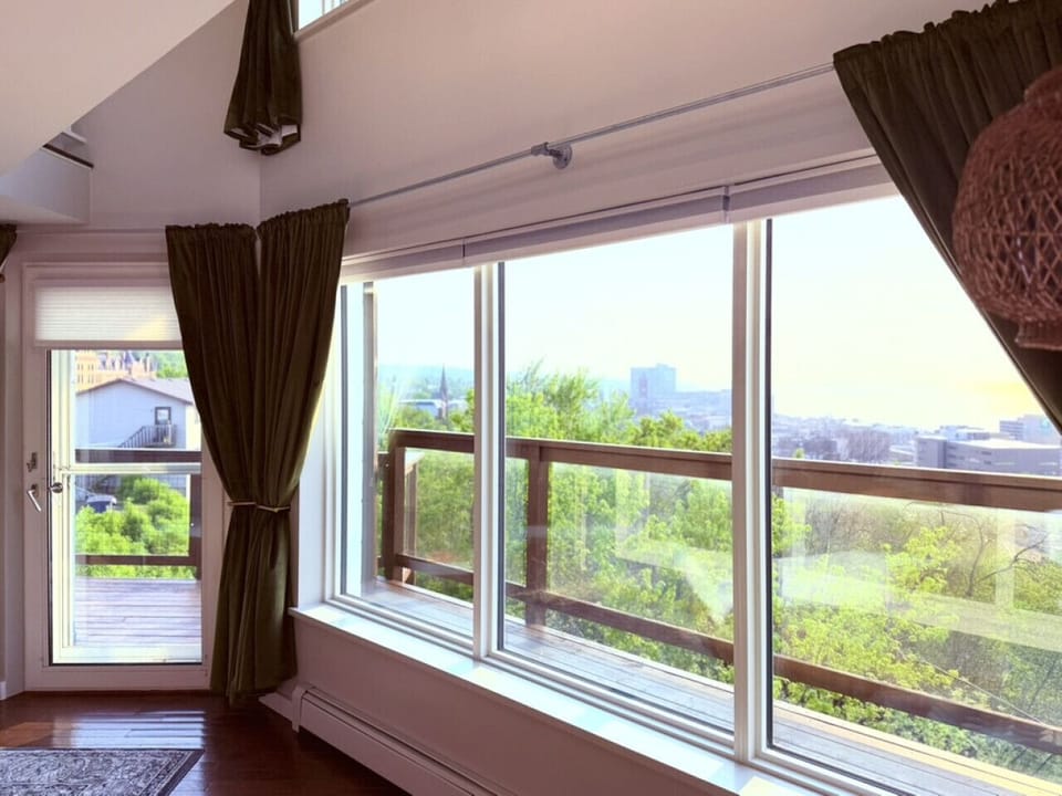The Sparrow`s Nest has panoramic views throughout. Watch the ships come in, the waves roll through, and the sun come up.