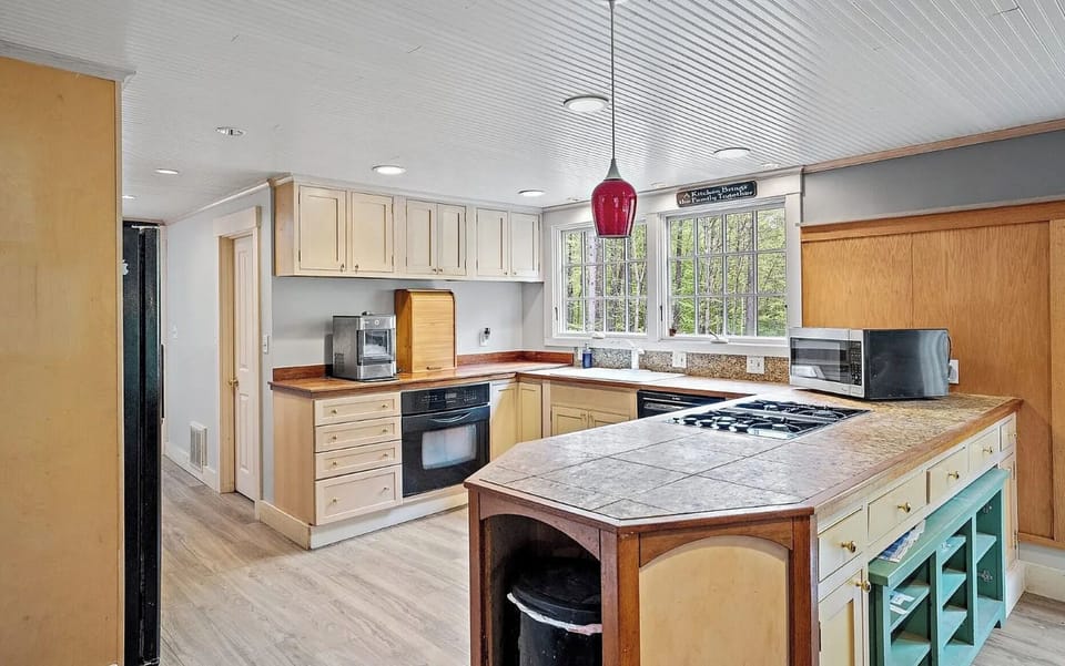 Old kitchen - currently remodeling. New photos of our chefs kitchen coming soon!