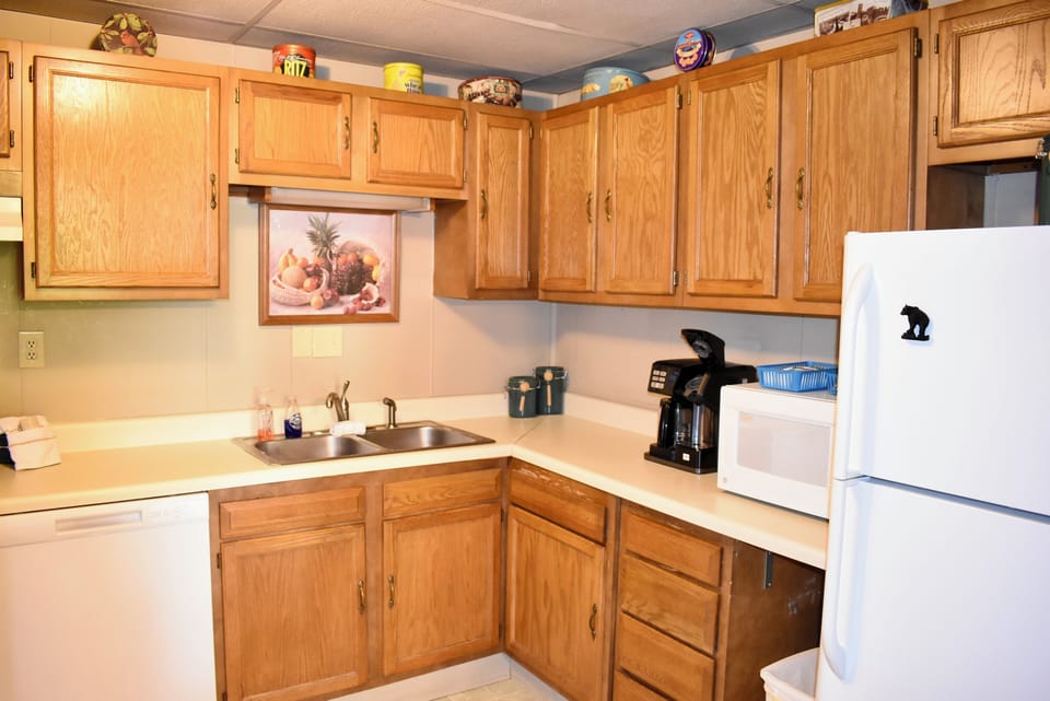 Fully equipped kitchen with dual function coffee maker (brew a full pot or pods)