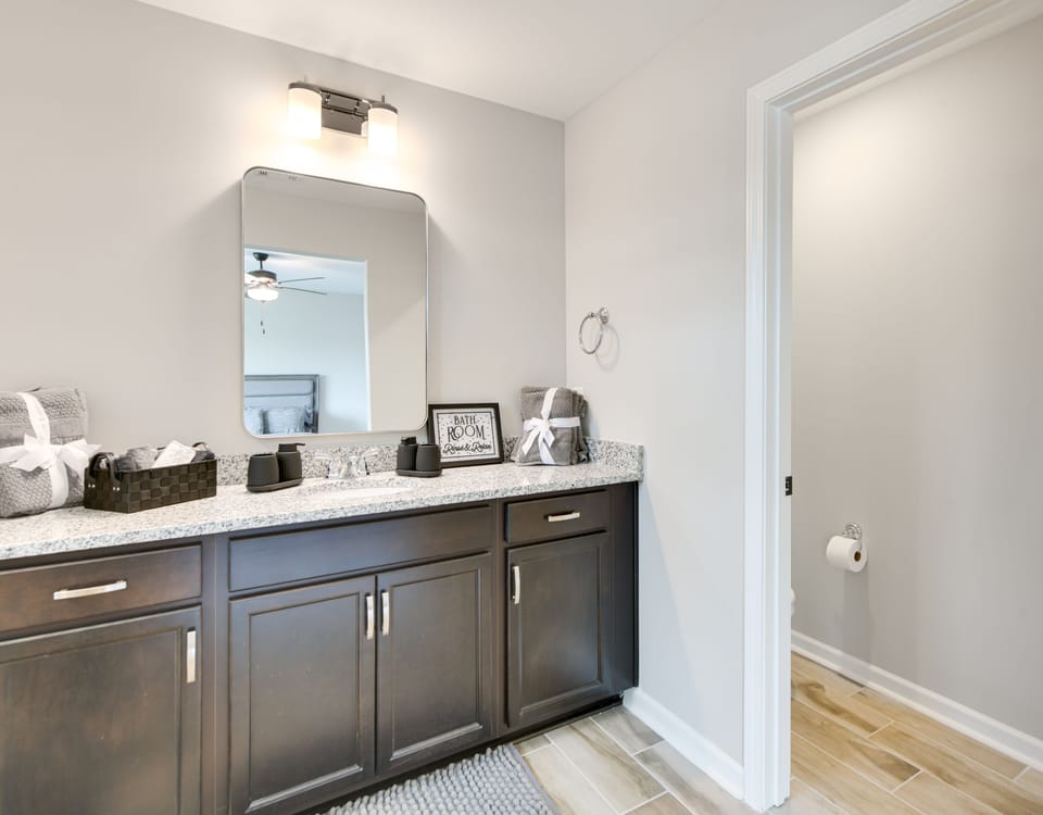 Full Bathroom | Towels Provided | 2nd Floor