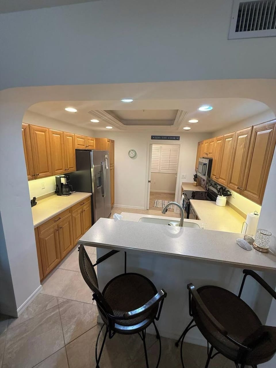 Breakfast Bar and Kitchen