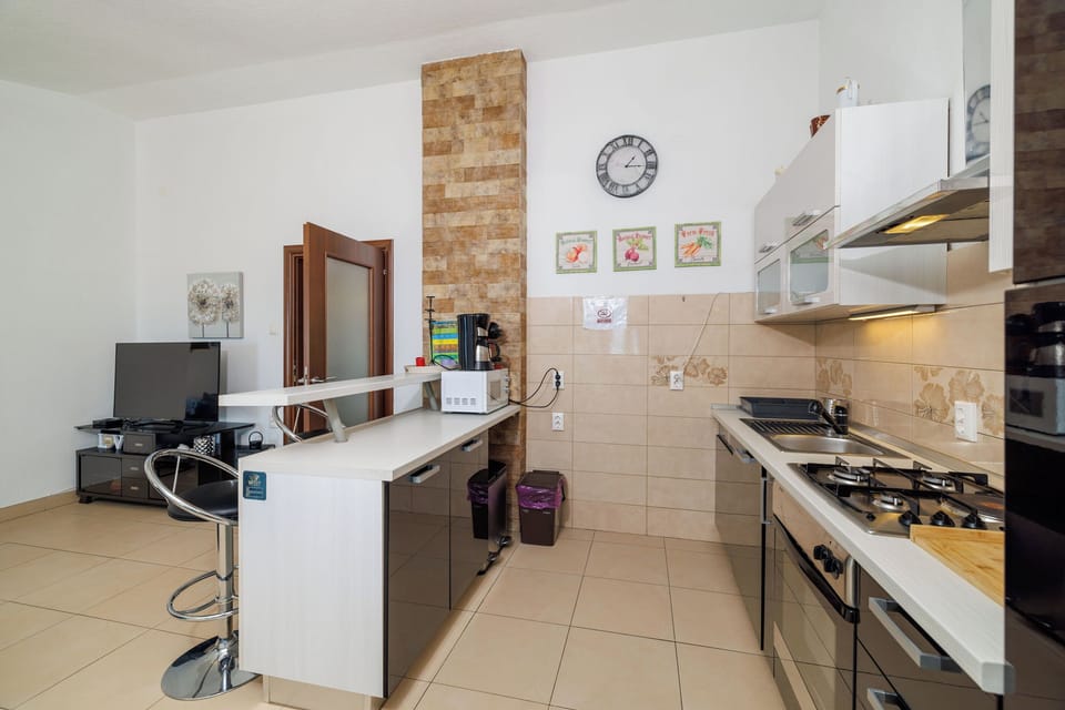 Fridge, stovetop, dishwasher, coffee/tea maker