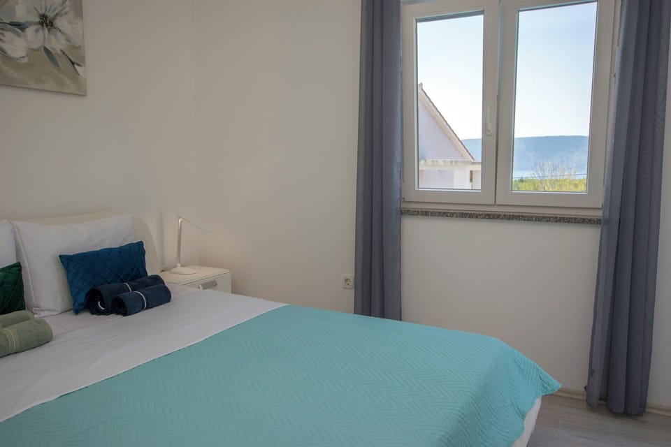 3 bedrooms, internet, bed sheets