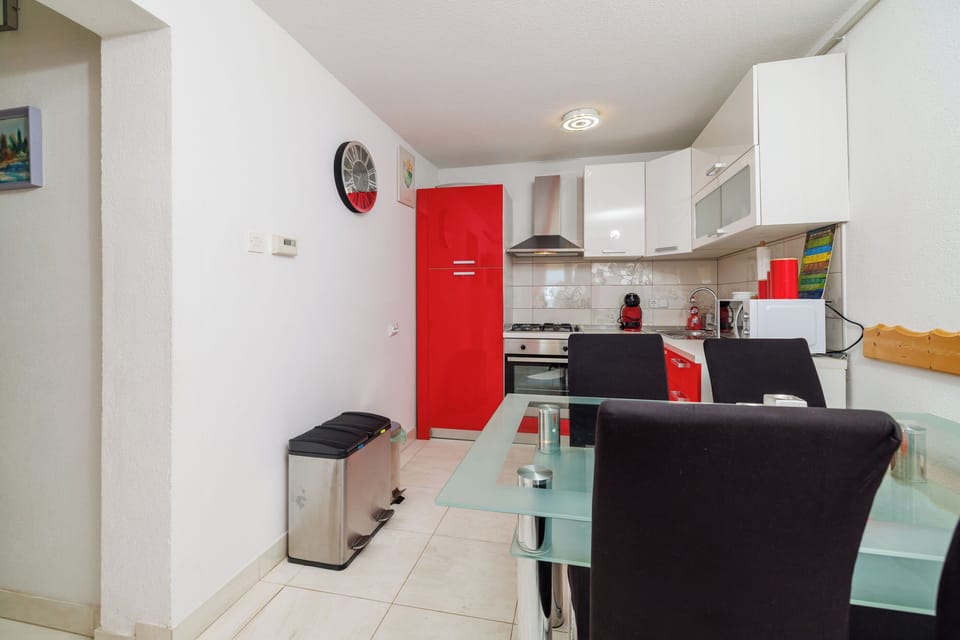 Fridge, stovetop, dishwasher, coffee/tea maker