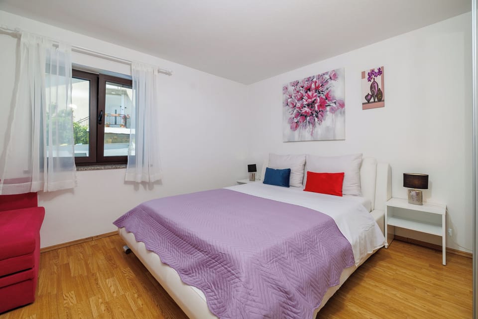 2 bedrooms, internet, bed sheets