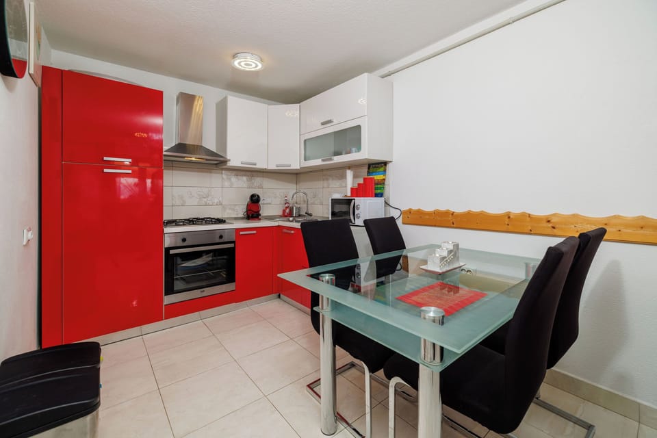 Fridge, stovetop, dishwasher, coffee/tea maker
