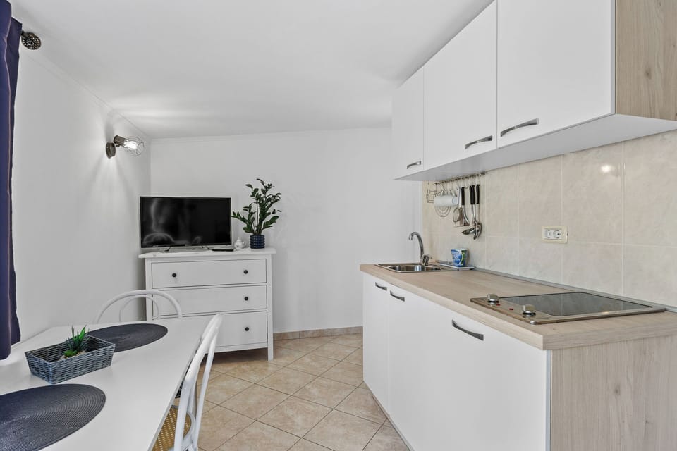 Stovetop, coffee/tea maker, toaster, highchair