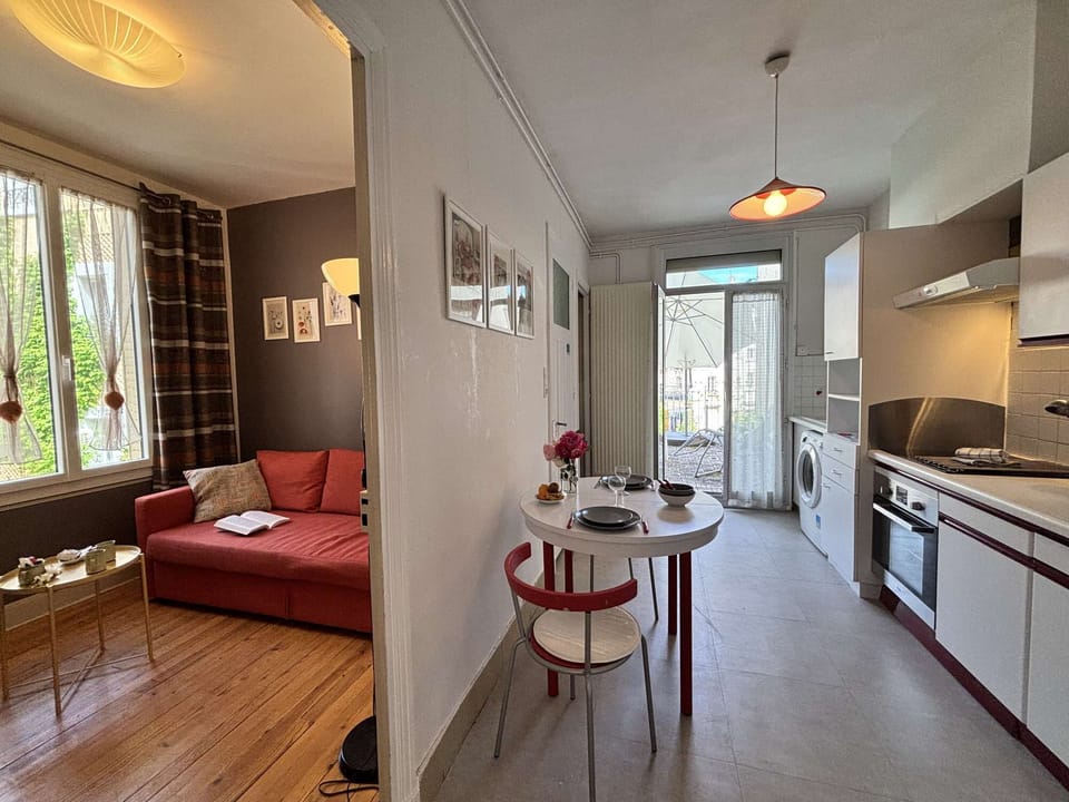 sitting/kitchen