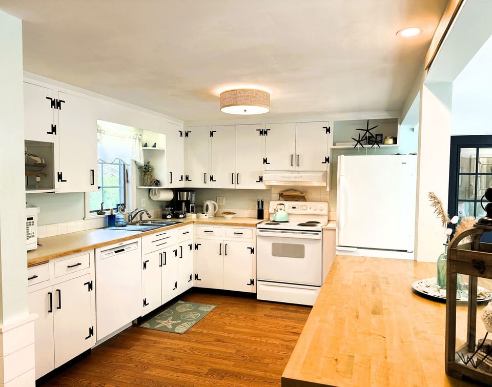 Large kitchen with all the amenities