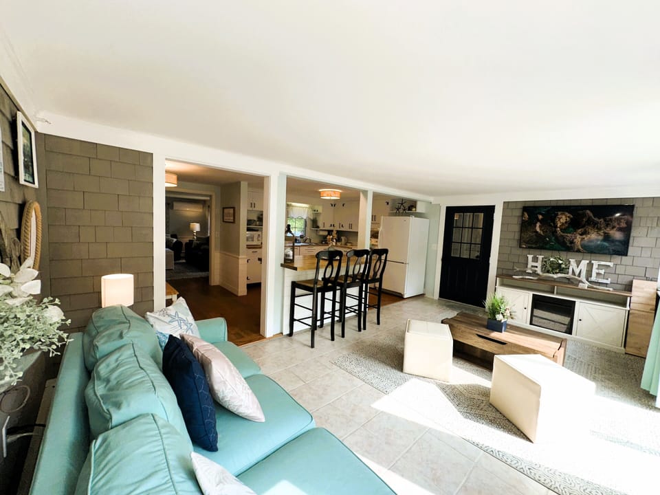 Large screen wall-hung tv