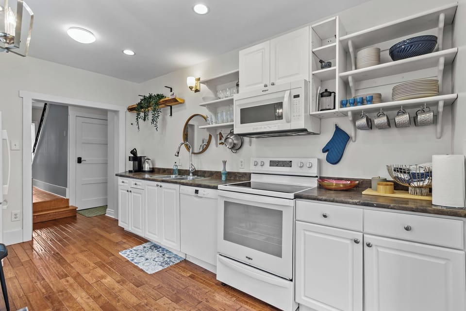 "A fully equipped kitchen designed for effortless cooking and dining! Enjoy modern appliances, ample space, and everything you need to prepare delicious meals."