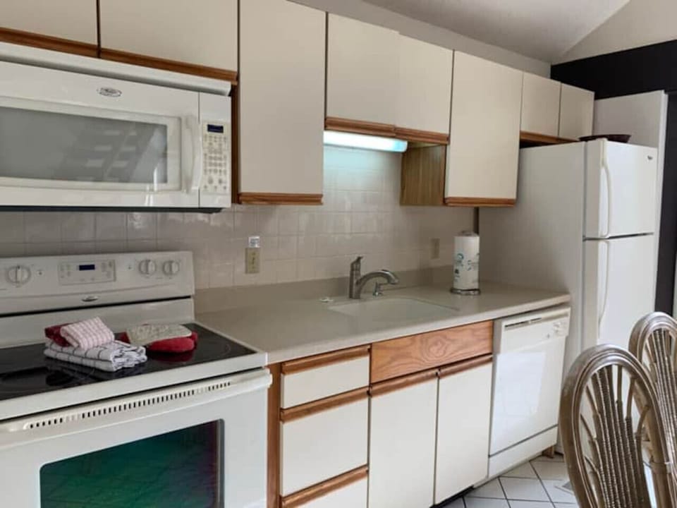 `Your fully equipped kitchen awaits! Prepare delicious meals and enjoy the convenience of home during your stay.`