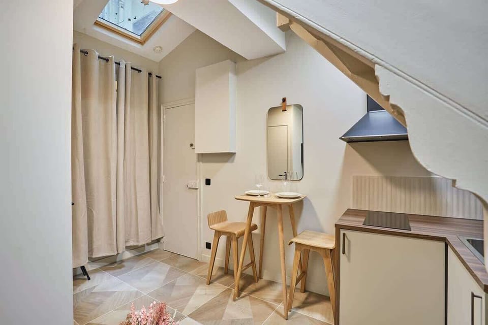 Espace de vie avec cuisine ouverte et espace repas