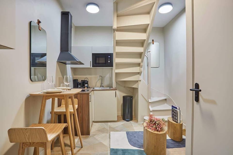 Espace de vie avec cuisine ouverte et espace repas
