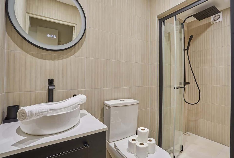 Salle de bain complète avec toilette