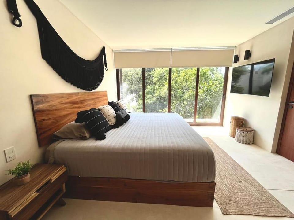 Master Bedroom - Recámara principal 