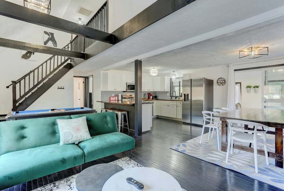 Sitting area with comfortable furniture

