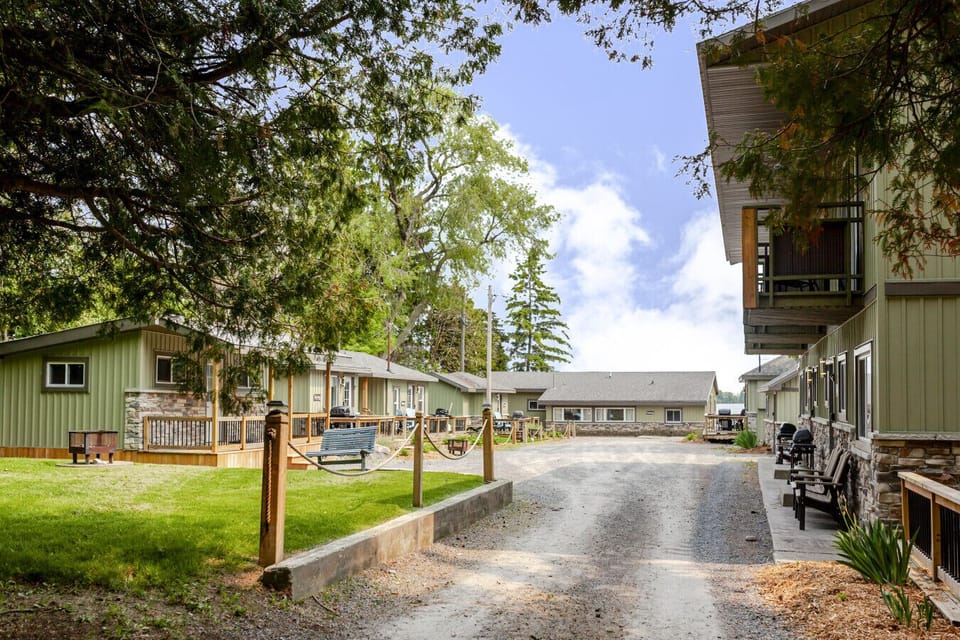 Laneway to West Lake Cottages