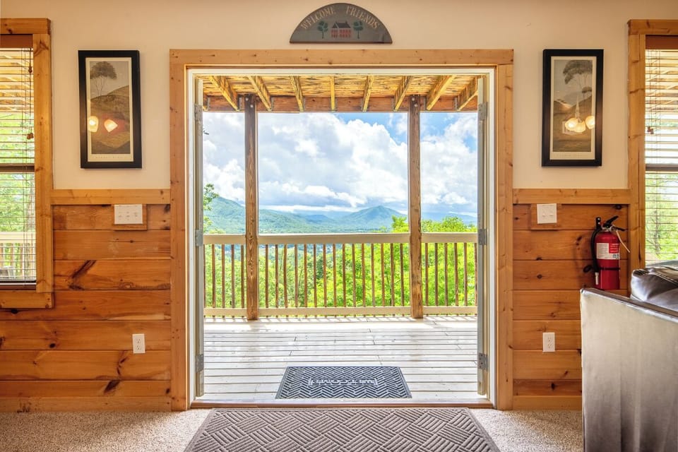 Starry Night Retreat's relaxing deck with views