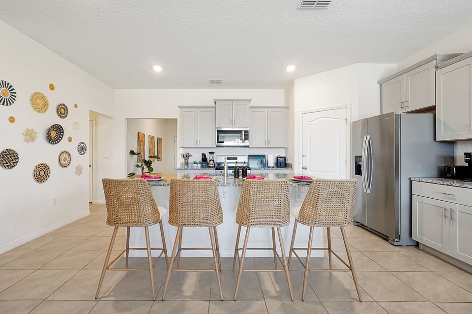 Additional seating for 4 in the kitchen island