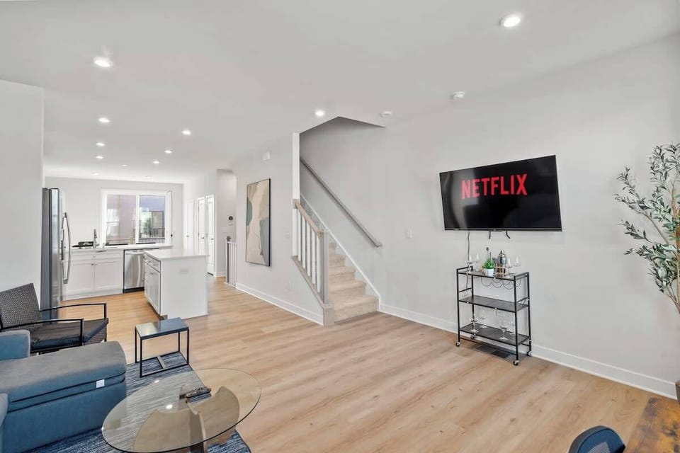 This living room invites you to relax with loved ones, whether you're sharing stories or watching your favorite movie in total comfort.
