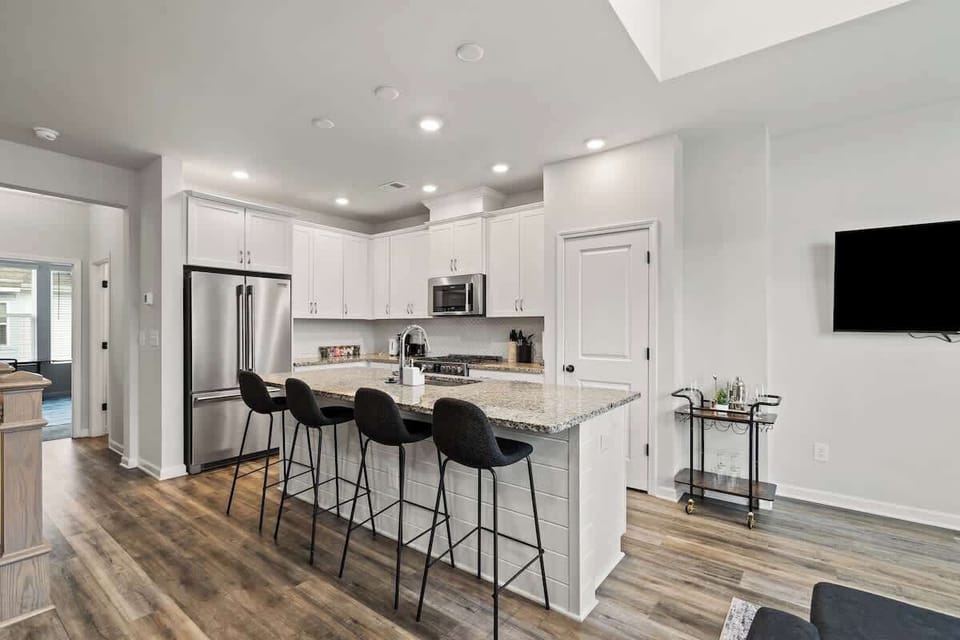 Gather around the dining table in this modern, inviting space, perfect for shared meals and conversation. The stylish decor and open layout create a warm, welcoming atmosphere for your stay.