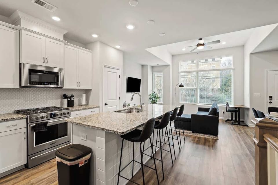Gather around the dining table in this modern, inviting space, perfect for shared meals and conversation. The stylish decor and open layout create a warm, welcoming atmosphere for your stay.