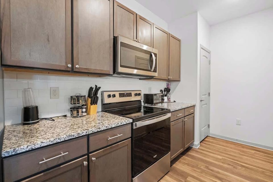 Experience culinary creativity in this stylish kitchen, where every detail is designed to make cooking enjoyable and easy.