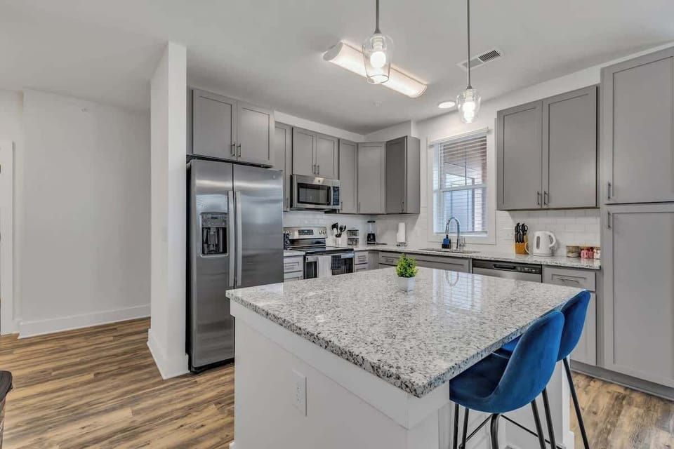 Experience culinary creativity in this stylish kitchen, where every detail is designed to make cooking enjoyable and easy.
