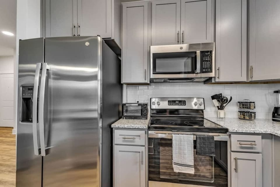 Experience culinary creativity in this stylish kitchen, where every detail is designed to make cooking enjoyable and easy.