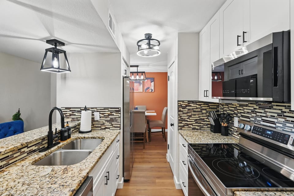 Fully stocked kitchen with Smart appliances (Refrigerator w/water and ice)
