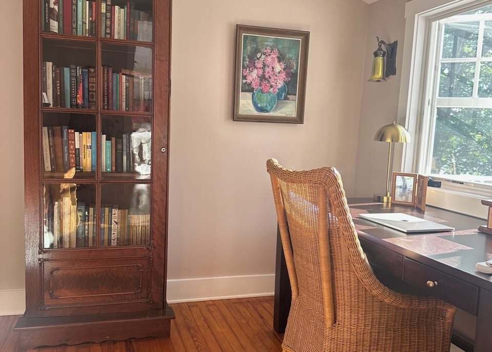 The library nook/workspace which separates the two upstairs bedrooms.
