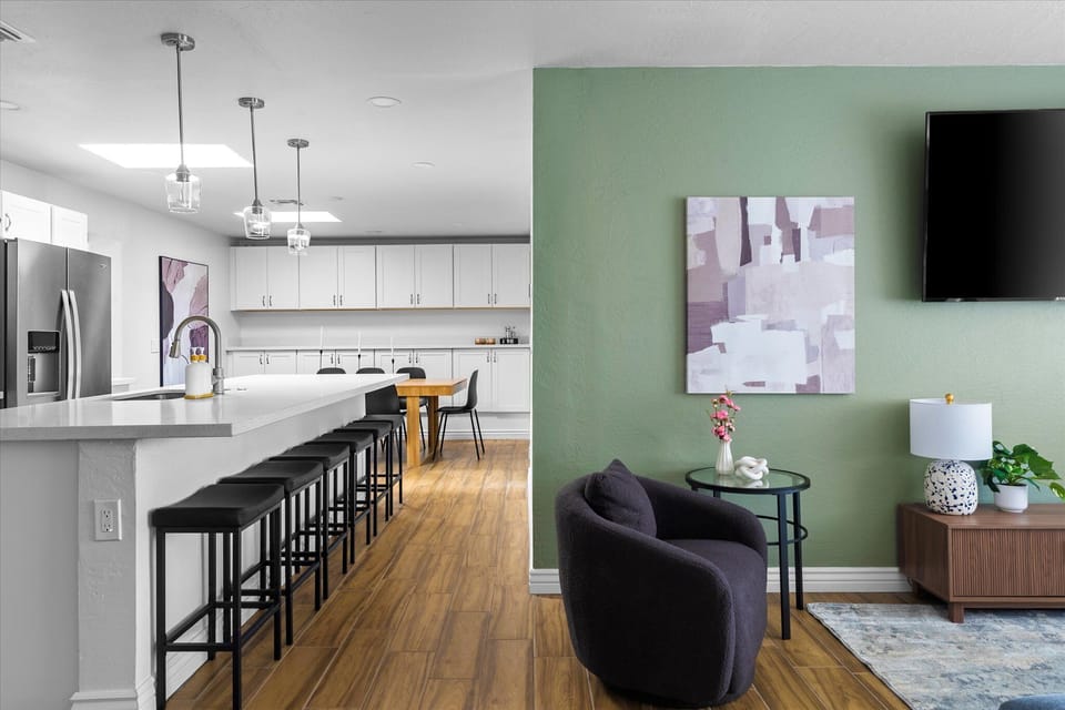 Living Room / Kitech – Open Concept with Smart TV