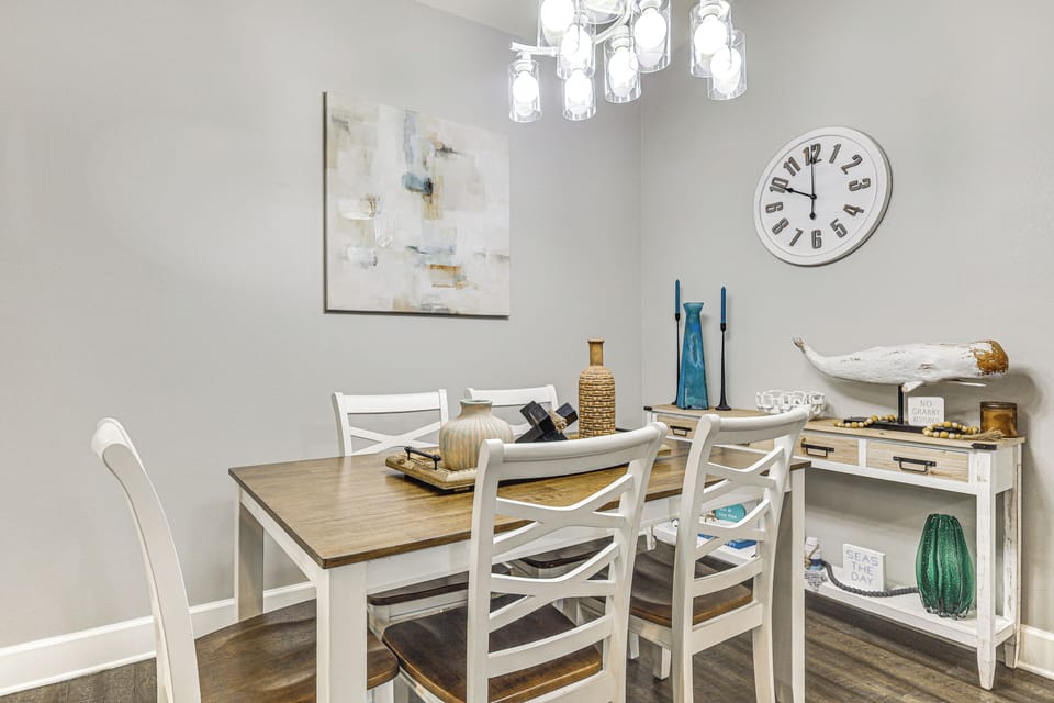 Dining Area | Dishware/Flatware Provided