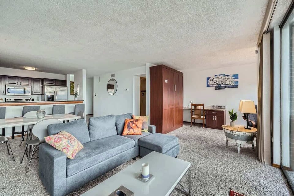 Living Room with a great desk space to work 